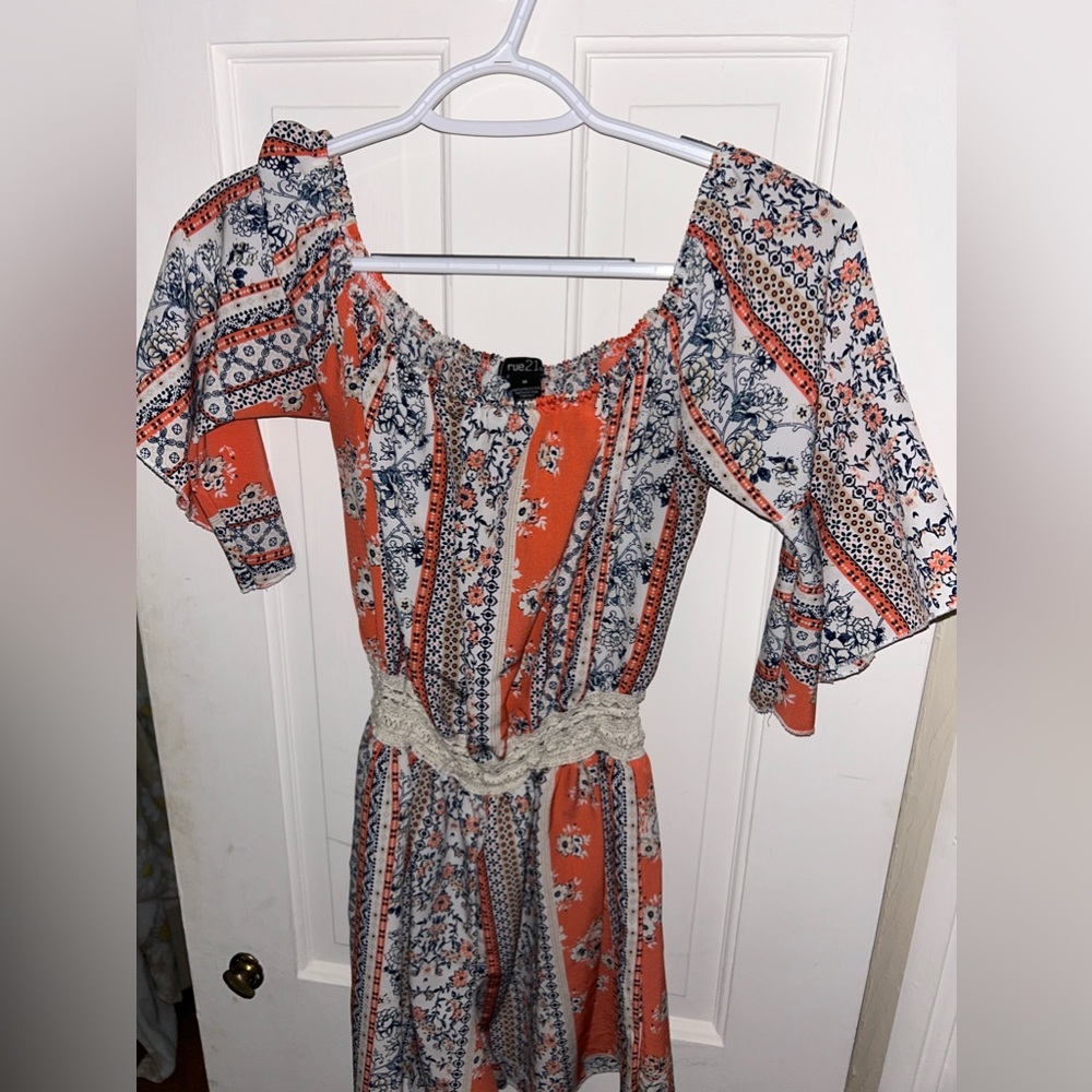 Super cute off the shoulder romper! Looks orange but it’s pink, white, and blue.